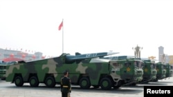 在北京天安門廣場舉行的閱兵式上展示的中國車載東風17型導彈。(2019年10月1日) 