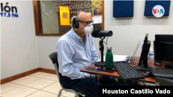 Carlos Fernando Chamorro, director de Confidencial, en un programa radial. [Foto: Houston Castillo, VOA]