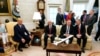 El presidente Donald Trump recibe al primer ministro de Irak, Mustafa al-Khadimi en la Oficina Oval de la Casa Blanca, el jueves 20 de agosto de 2020.
