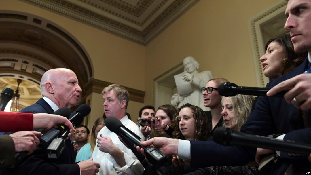 Legisladores republicanos hablan con la prensa en el Capitolio sobre el progreso en la ley de reforma de impuestos que será votada por ambas Cámaras del Congreso de EE.UU. la próxima semana.