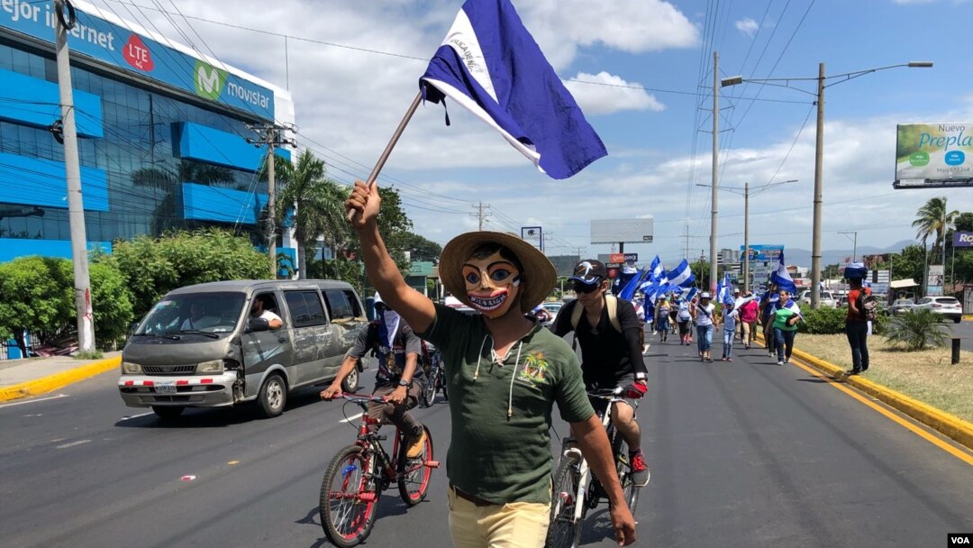 Nicaraguenses piden la liberación de los presos políticos durante una "Maratón por la Libertad", en Managua, el domingo 12 de agosto de 2018. Foto: Gesell Tobías.