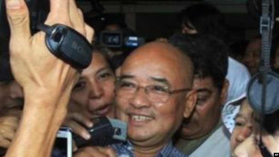 緬甸的喜劇演員兼異議人士扎爾加納被釋放後受到媒體包圍採訪