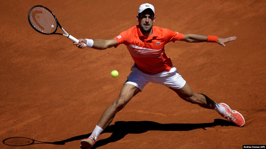 Novak Đoković u meču trećeg kola Mastersa u Madridu protiv Žeremija Šardija iz Francuske (Foto: AP/Andrea Comas)