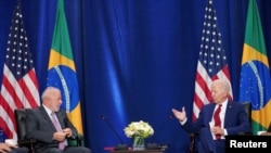 El presidente estadounidense Joe Biden habla con el Presidente brasileño Luiz Inácio Lula da Silva durante una reunión al margen de la 78.ª Asamblea General de las Naciones Unidas en la ciudad de Nueva York, EE.UU., el 20 de septiembre de 2023.