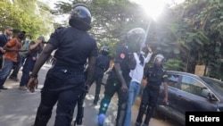 Polisi wa Senegal wakiwazuia waandamanaji kuwasili nje ya jengo la bunge Dakar