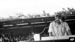 Aristides Pereira, num comício, em Cabo Verde, nos anos 70