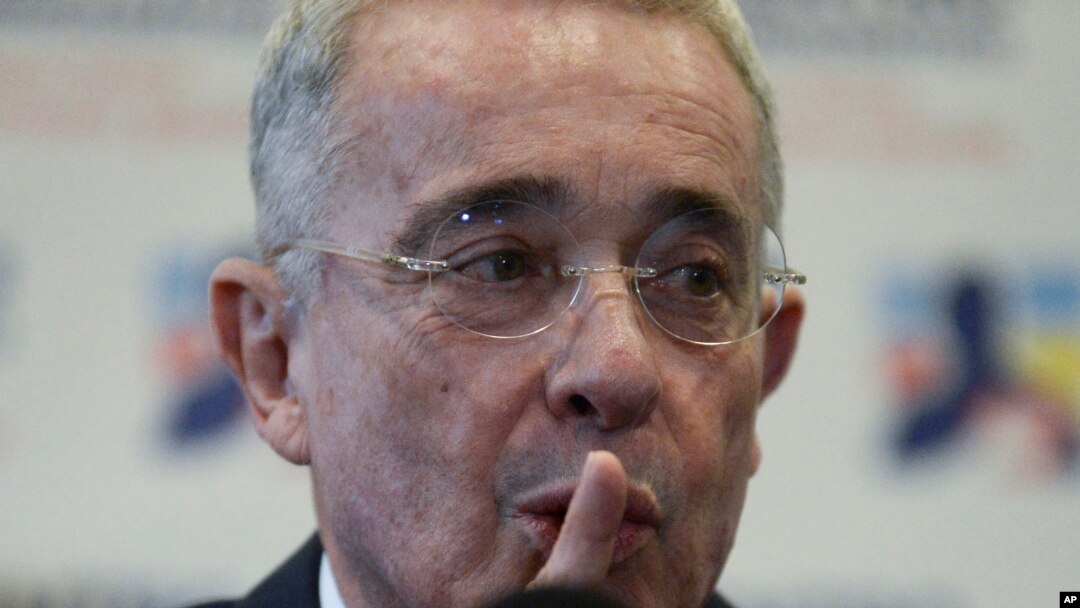 ARCHIVO - El expresidente Álvaro Uribe habla durante una conferencia de prensa en la sede del partido Centro Democrático después de reunirse con el presidente electo Gustavo Petro en Bogotá, Colombia, el miércoles 29 de junio de 2022. El influyente expresidente colombiano.
