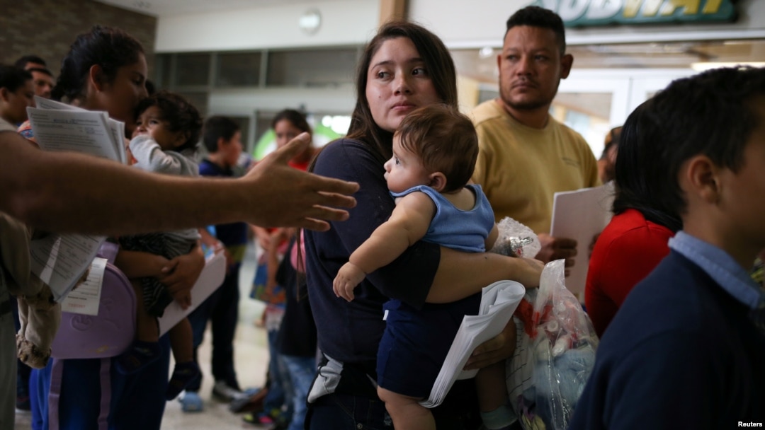 Al 26 de julio, un total de 431 niños cuyos padres están fuera del país se encuentran bajo custodia del Departamento de Salud y Servicios Humanos.
