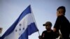 Archivo - Un manifestante sostiene la bandera de Honduras durante una protesta para conmemorar el primer aniversario de las alecciones presidenciales a las que alegan hubo fraude de parte del presidente actual. 26 de noviembre 2018.