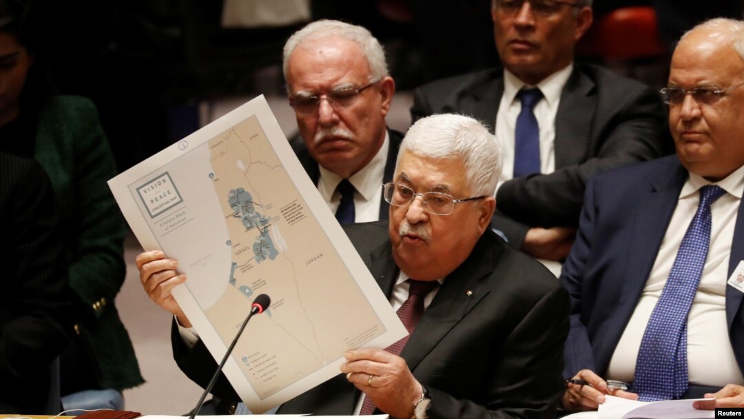 Sumamente enojado, el presidente palestino Mahmoud Abbas, compató el diseño de lo que sería Palestina, según el plan de paz de Donald Trump, con un queso suizo. Foto REUTERS
