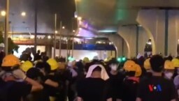 香港警方在中區警署對開施放催淚彈驅散示威者