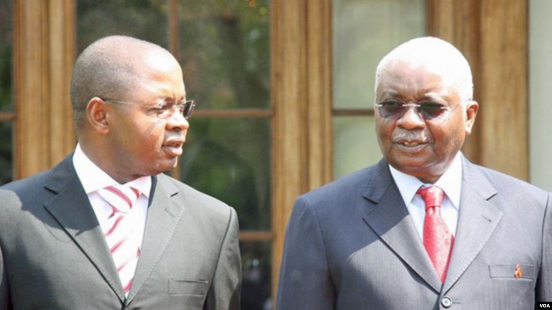 O novo Primeiro-ministro moçambicano, Alberto Vaquina, á esquerda com o presidente Armando Guebuza, no dia da sua tomada de posse, 9 de Outubro de 2011 (Foto SAPO)
