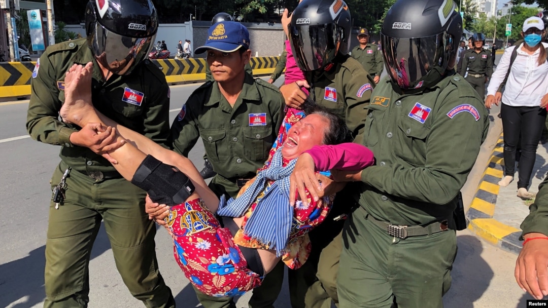 在中國駐金邊大使館外柬埔寨警察抬走一名抗議中國在柬埔寨設立軍事基地計劃的婦女。 （2020年10月23日）