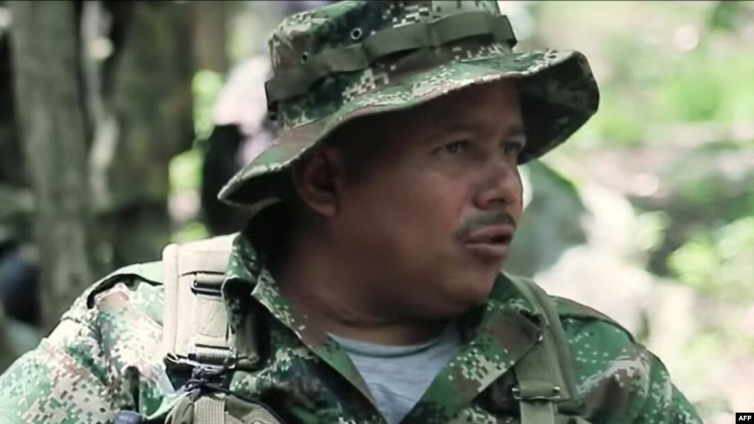 Fotografía distribuida por el Ejército de Colombia, el 24 de enero de 2022, del disidente rebelde de las FARC Euclides España Caicedo, alias Jhonier, en un lugar no revelado.