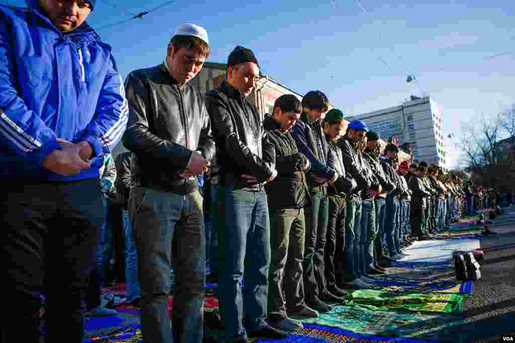 Some men arrived as early as 2 am for prayers that started at sunrise -- 8 am in Moscow, Oct. 15, 2013. (Vera Undritz for VOA)