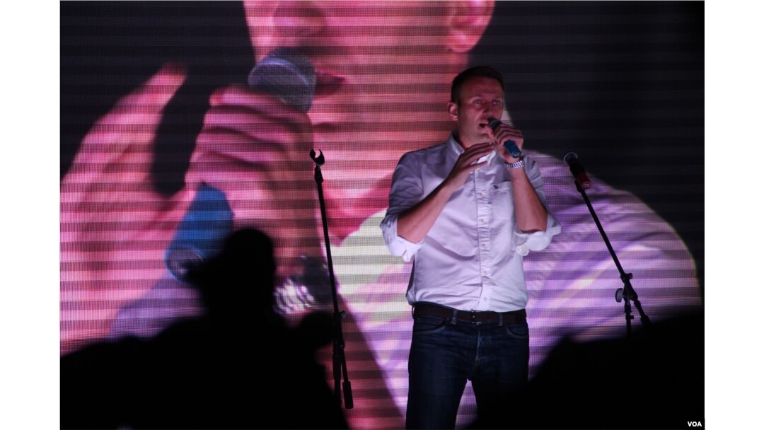 Russian opposition front-man Alexey Navalny addresses a rally in Moscow, Sept. 20, 2015. (C. Maynes/VOA)