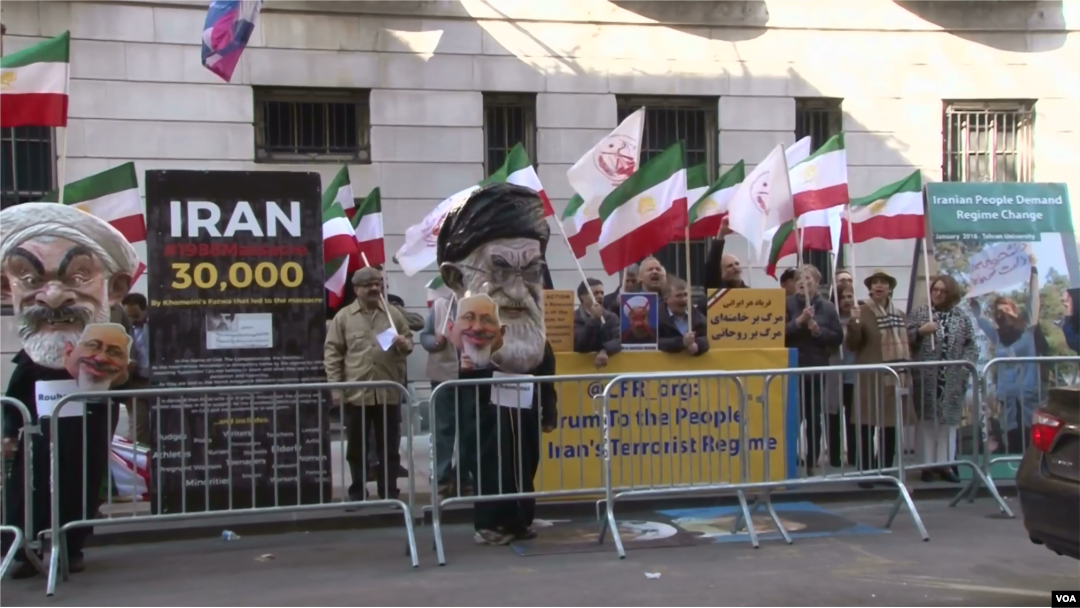 Supporters of the Organization of Iranian American Communities (OIAC) protest Iranian Foreign Minister Mohammad Javad Zarif's appearance at the Council on Foreign Relations in New York, April 23, 2018.