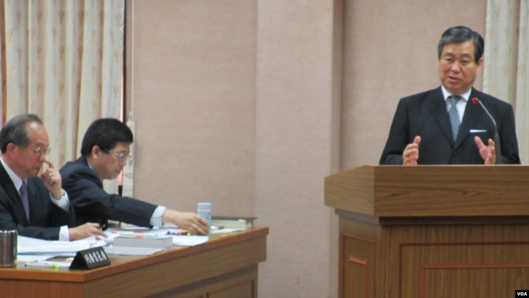 台灣外交部次長石定在立法院接受質詢（美國之音張永泰拍攝） 
