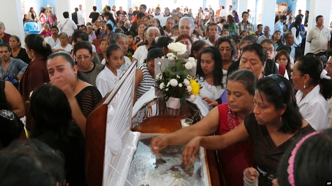 Mourners pay their last respects to slain Rev. Jose Alfredo Suarez de la Cruz at Our Lady of Asuncion Church in Paso Blanco, Veracruz state, Mexico, Sept. 21, 2016.