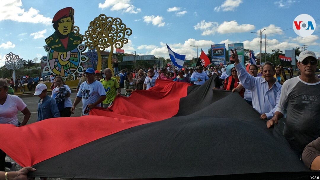 Simpatizantes del gobierno de Daniel Ortega marchan en la Avenida Hugo Chávez, en Managua, Nicaragua. Foto archivo VOA.