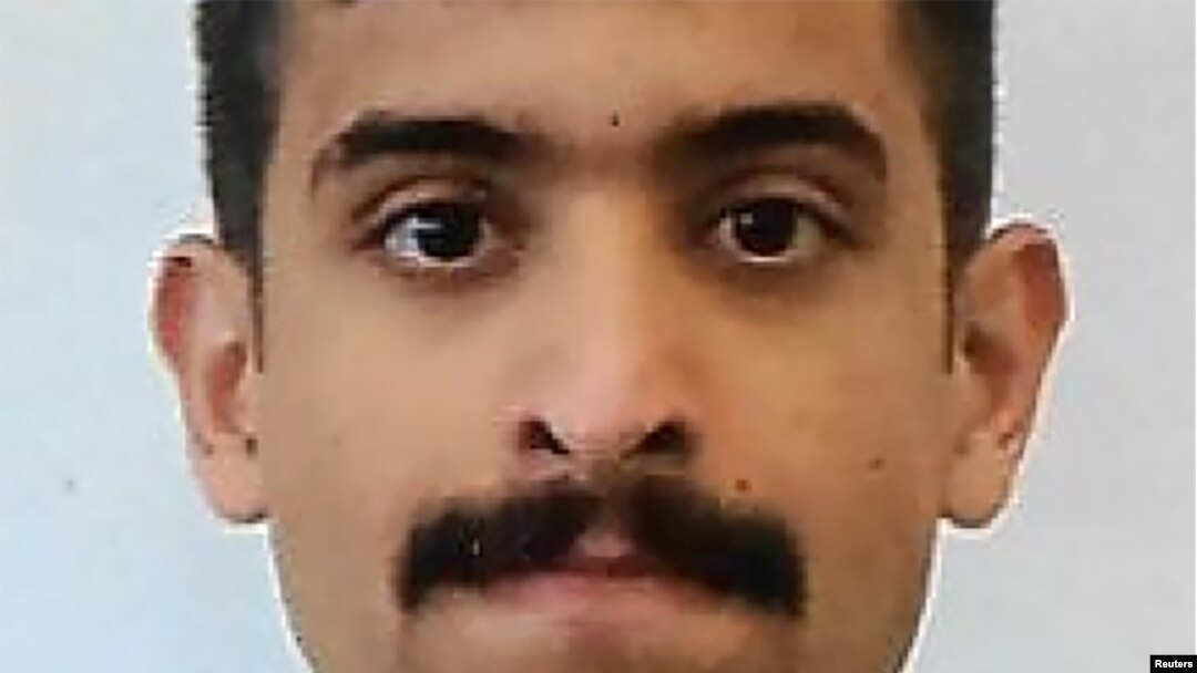 Florida shtatining Pensakola shahrida joylashgan Harbiy-dengiz bazasidagi aviatsiya maktabida ta’lim olgan 21 yashar saudiyalik ofitser Muhammad Alshamraniy uch kishini otib o'ldirdi