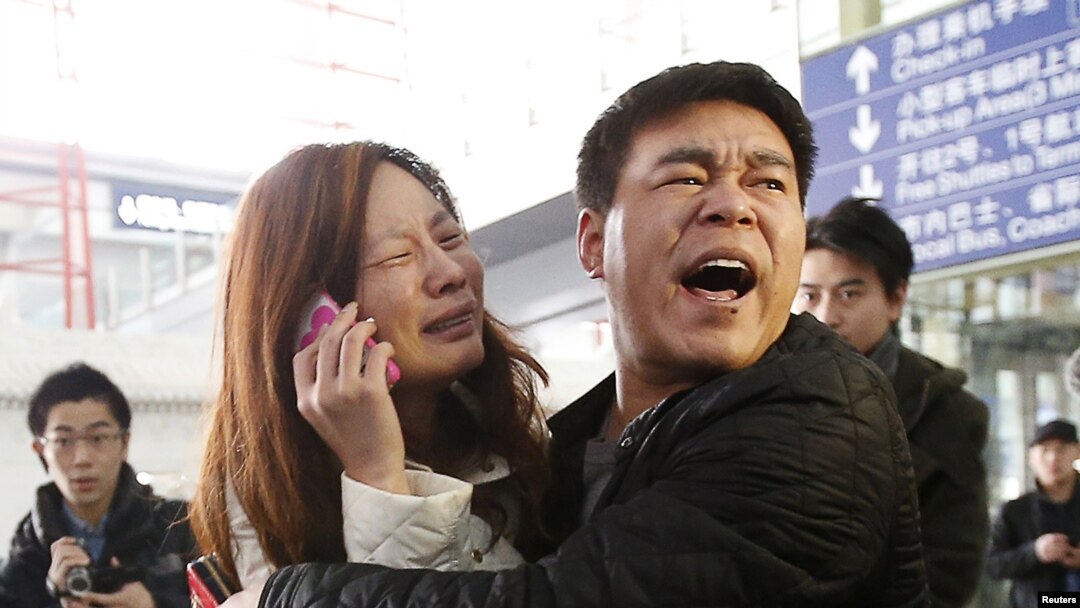 馬航失蹤飛機乘客的家屬在北京機場表現非常激動