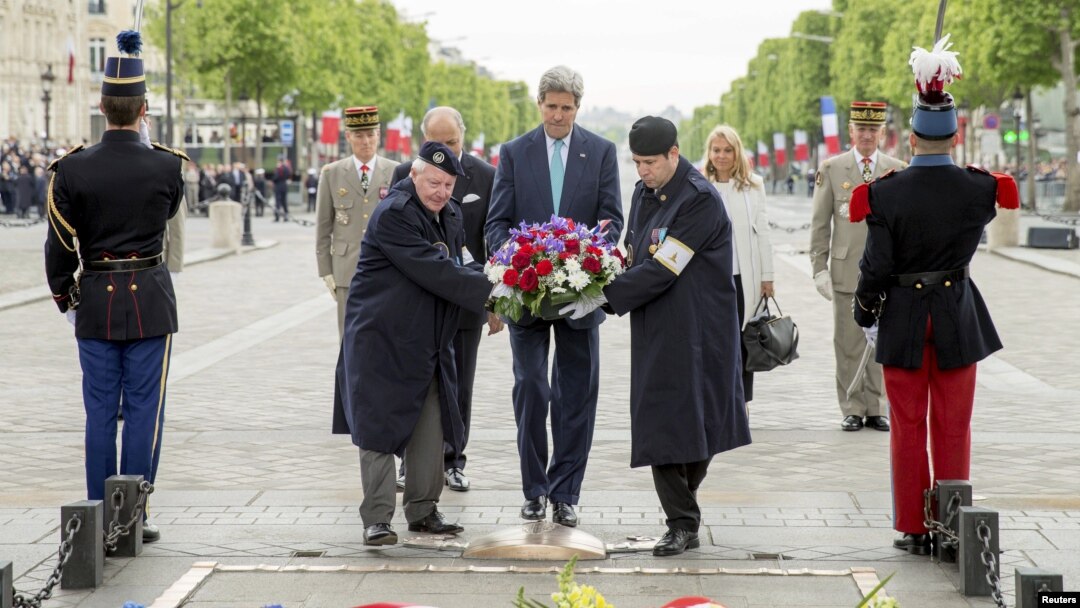 U.S. Secretary of State John Kerry (C) lays a wreath during a ceremony marking France's 70th anniversary of the allied victory over Nazi Germany, at the Tomb of the Unknown Soldier in Paris, France, May 8, 2015.