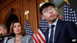 美國眾議院議長佩洛西(左)與香港活動人士黃之鋒以及其他美國會議員在首都華盛頓國會山舉行香港人權問題記者會 。（2019年9月18日）