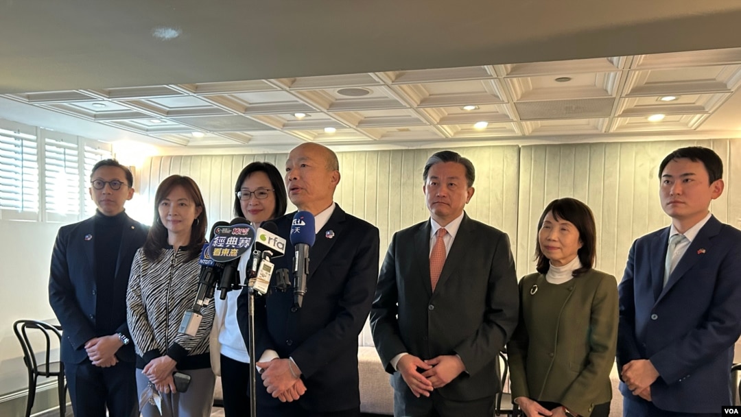 參加特朗普總統就職典禮的台灣立法院院長韓國瑜(左4)及台灣朝野立法委員代表團,在離開華盛頓前舉行記者會說明訪問成果。 (2025年1月22日,美國之音鍬辰芳拍攝)
