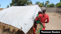 Uma deslocada e filho num acampamento, Cabo Delgado