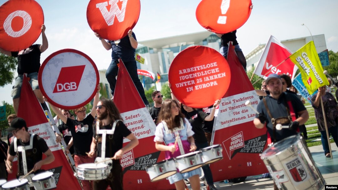 Youths protest during a rally organized by the opposition Social Democratic Party (SPD) and labour unions outside the venue of an EU summit on youth unemployment in Berlin, Germany, July 3, 2013. 