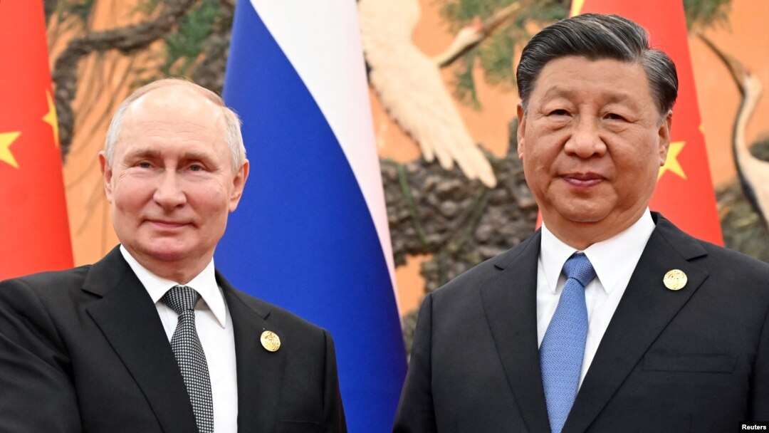 Los presidentes de Rusia, Vladimir Putin (izq), y China, Xi Jinping (der), antes de un encuentro bilateral en Beijing, China, el 18 de octubre de 2023.