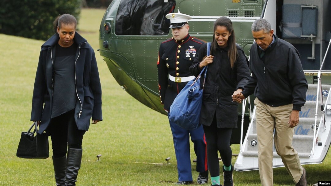El presidente Obama y su familia regresaron de Hawái, luego de dos semanas de vacaciones de fin de año en la isla.