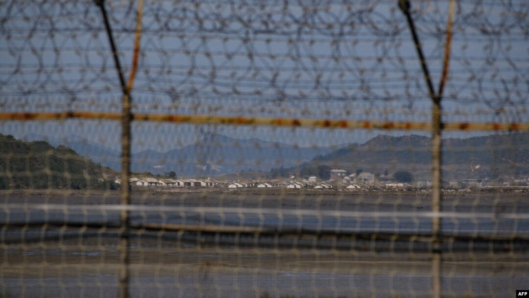 한국 교동도에서 철책 너머로 바라본 북한 마을. (자료사진)