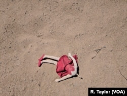 Una muñeca abandonada yace en el suelo en San Luis, Arizona, a menos de 100 metros de la barrera que separa EE.UU. de México.