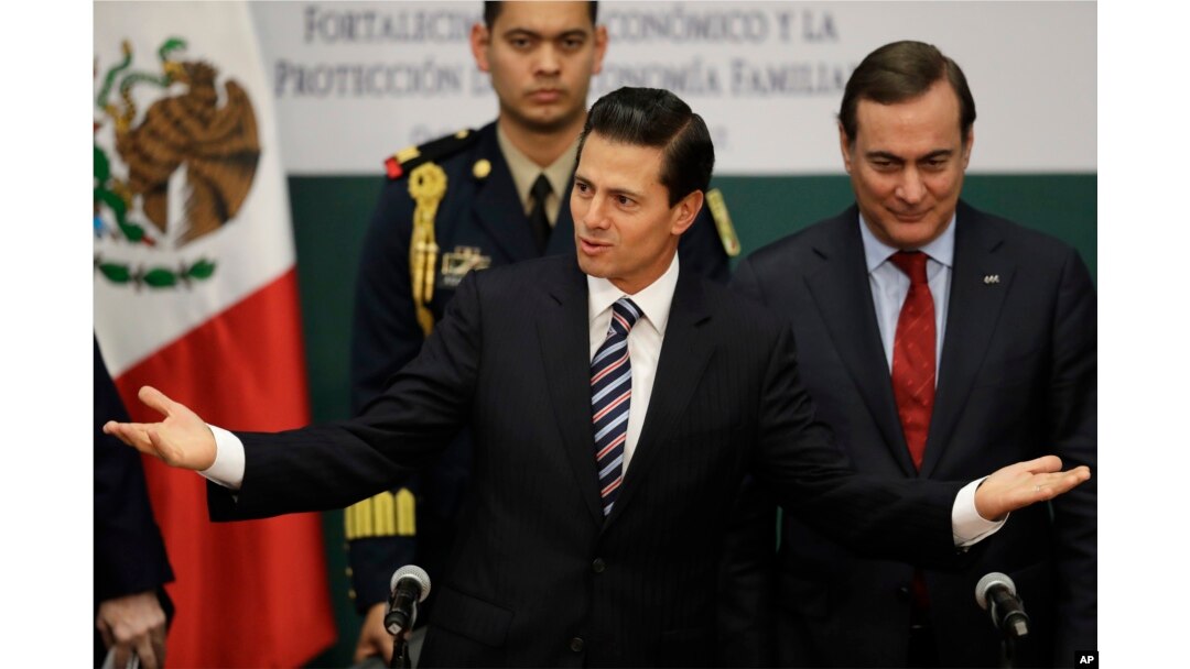 Mexico's President Enrique Pena Nieto greets guests at an event announcing an accord meant to strengthen the national economy and keep down household costs, in Mexico City, Jan. 9, 2017.