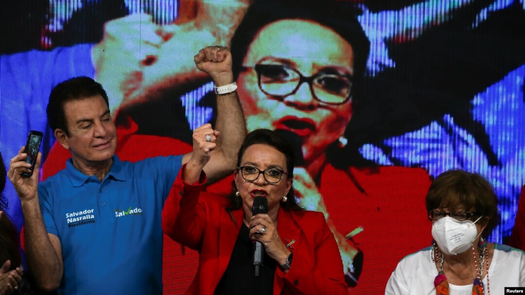 Xiomara Castro, candidata presidencial del Partido Libertad y Refundación (LIBRE), gesticula mientras da un comunicado luego del cierre de las elecciones generales en Tegucigalpa, Honduras, el 28 de noviembre de 2021.