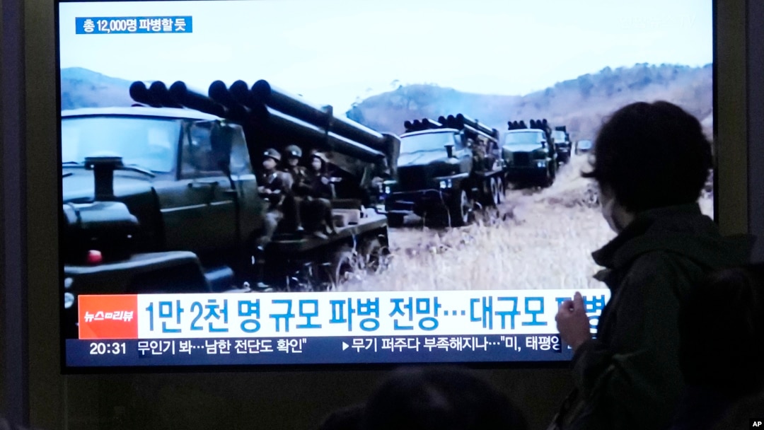 한국 서울역에서 한 시민이 북한의 러시아 파병 관련 뉴스를 시청하고 있다.