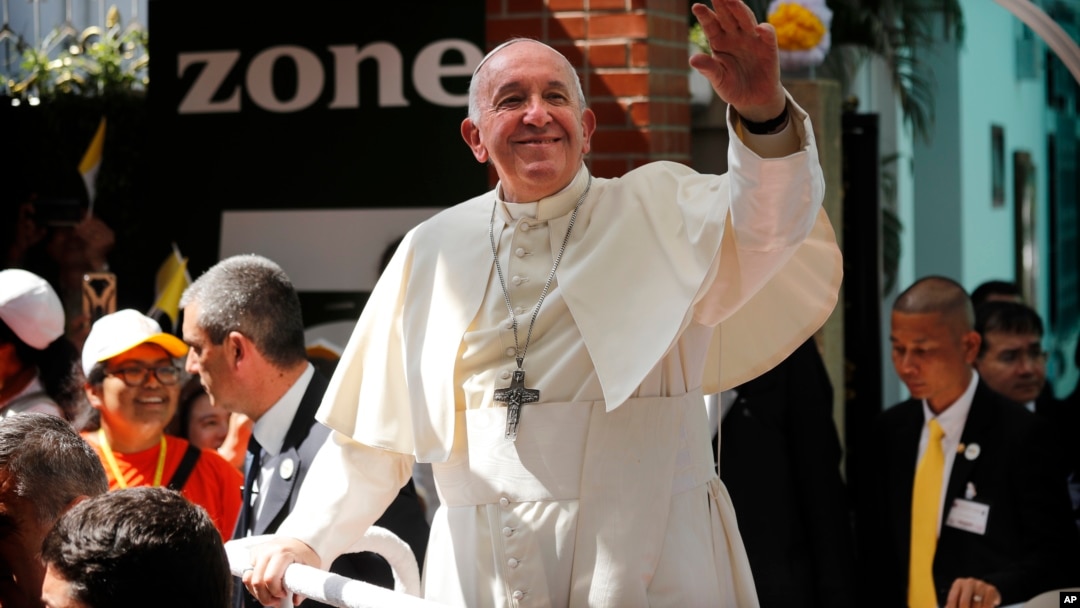 El papa Francisco saluda a una multitud a su llegada al hospital St. Louis en Bangkok, Tailandia, el jueves, 21 de noviembre de 2019.