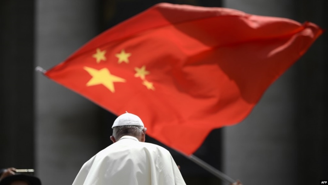 當教宗方濟各在梵蒂岡聖彼得廣場結束對信眾的每週講話離開時，一人向他展示中國國旗。（2019年6月12日）