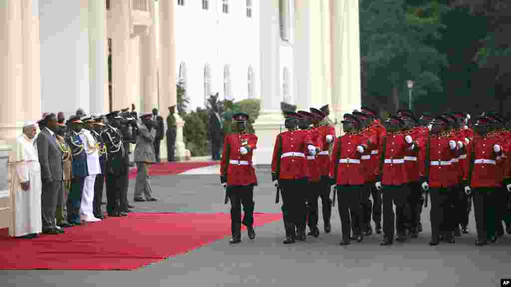 Paparoma Francis a hannun hagu kusa da Shugaba Uhuru Kenyatta 