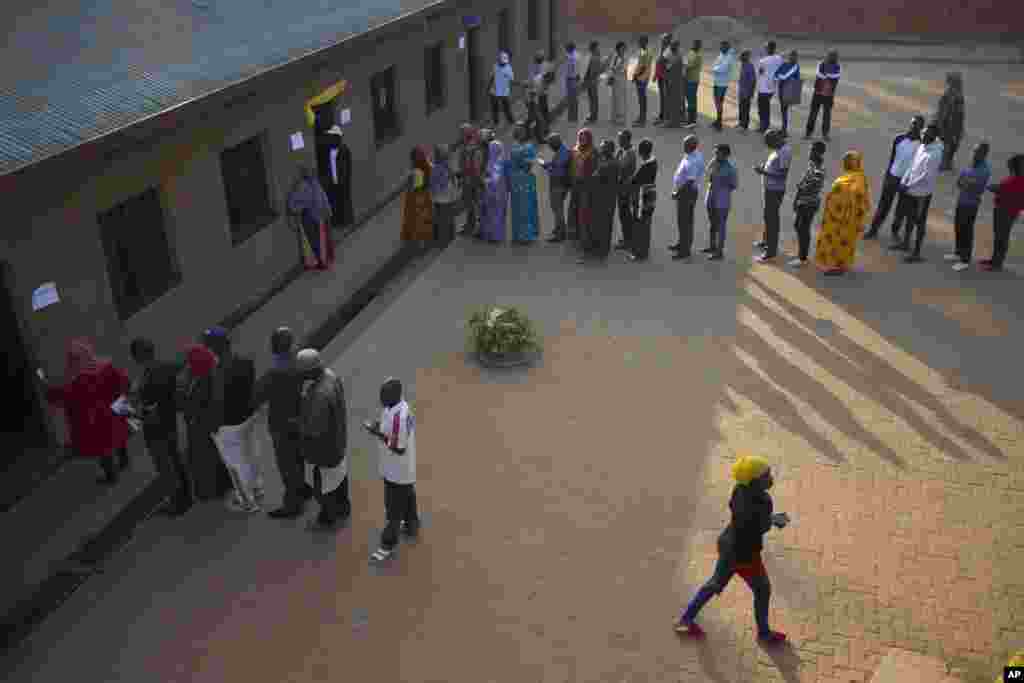 View of Rwandans lined up to cast their votes in the presidential elections at a polling station in Rwanda's capital Kigali, Aug. 4, 2017. (AP)