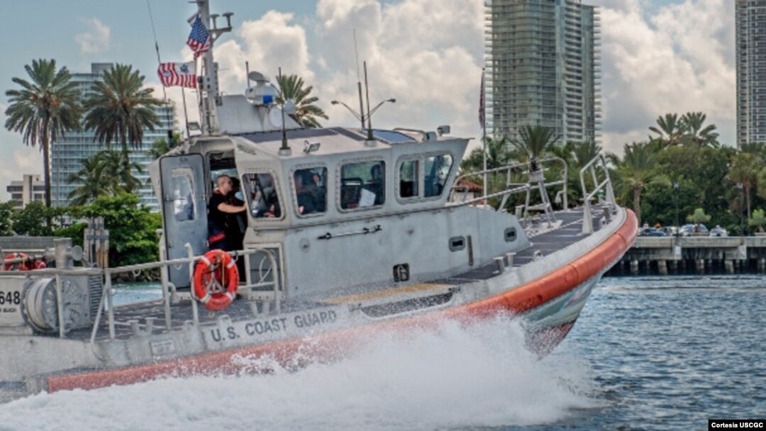 Una embarcación del servicio de Guardacostas de EE.UU. patrulla las aguas de la Bahía de Miami, Florida. [Foto de archivo]