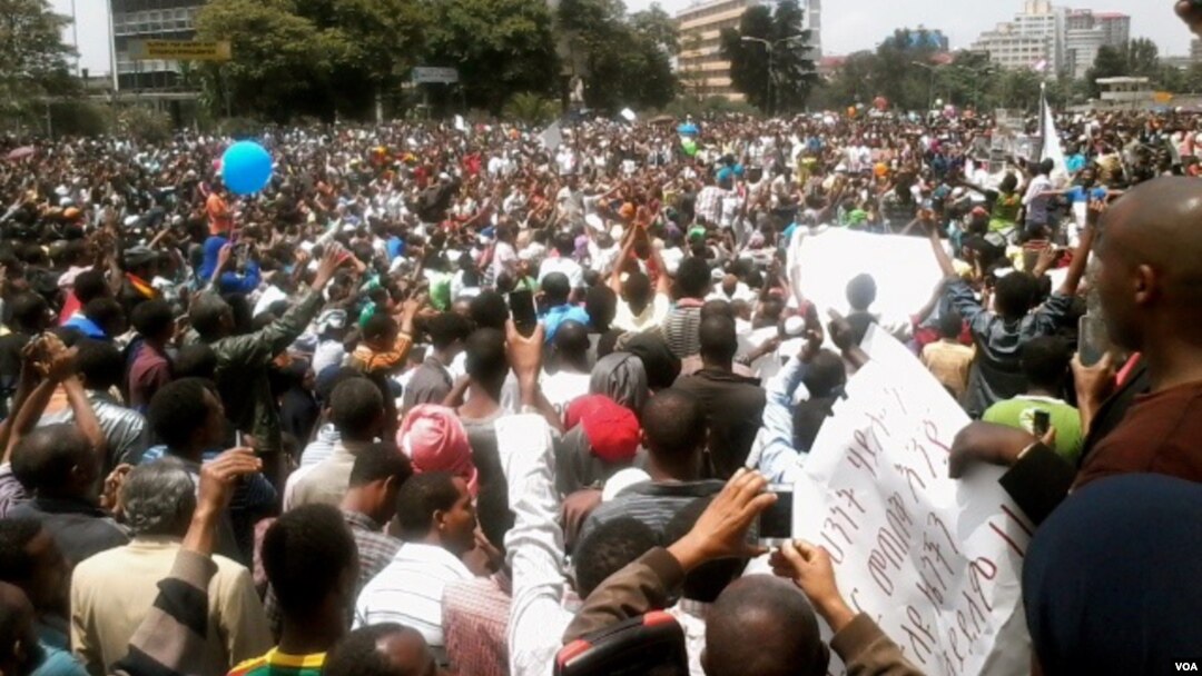 Ethiopians participating in anti-government demonstration in capital city Addis Ababa, June 2, 2013. (Marthe van der Wolfe/VOA)
