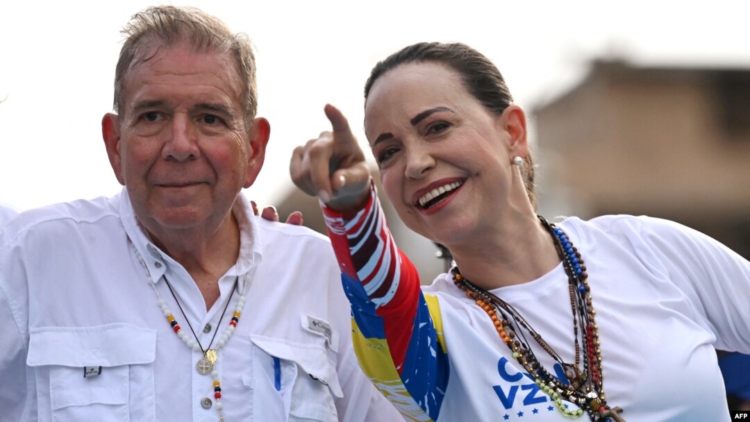 ARCHIVO - El entonces candidato presidencial de la oposición venezolana, Edmundo González Urrutia, y la líder opositora María Corina Machado asisten a un mitin de campaña en Maracaibo, estado Zulia, Venezuela, el 23 de julio de 2024.