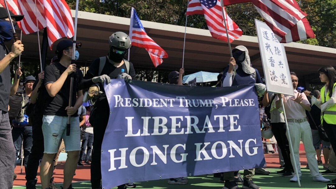 屯門公園再光復遊行人士拉起橫額，呼籲美國總統特朗普解放香港，並且高舉美國國旗。(資料圖片 : 2019年10月）