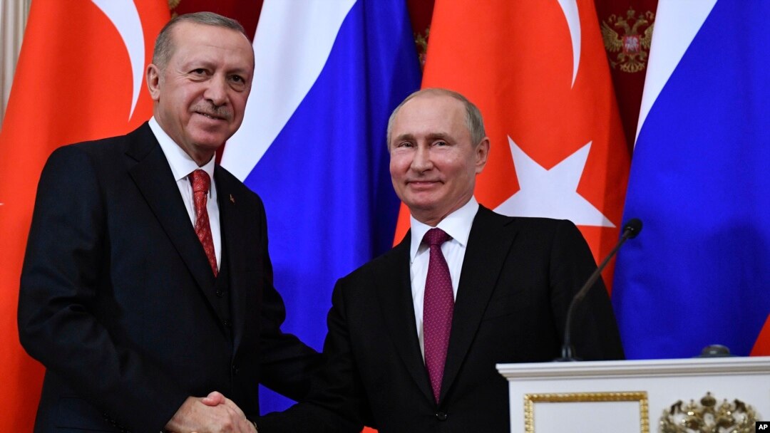 Russian President Vladimir Putin, right, shakes hands with Turkey's President Recep Tayyip Erdogan after their joint news conference following the talks in the Kremlin in Moscow, Russia, Jan. 23, 2019. 