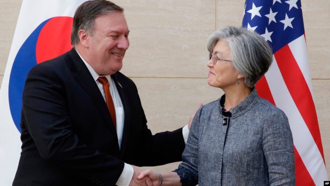 U. S. Secretary of State Mike Pompeo, left, shakes hands with South Korean Foreign Minister Kang Kyung-wha at South Korea's mission, July 20, 2018 in New York.