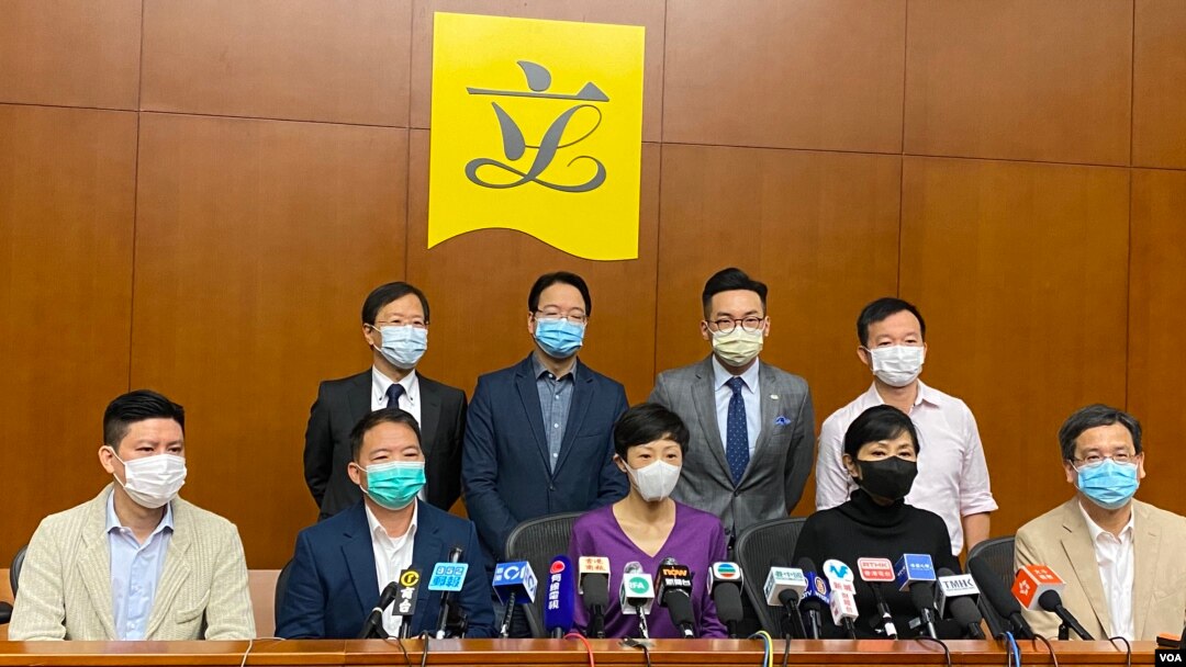 十多名香港民主派立法會議員4月14日召開記者會，強調民主派一直按照議事規則參與內務委員會會議，沒有任何瀆職或違反《基本法》的情況。(美國之音湯惠芸)