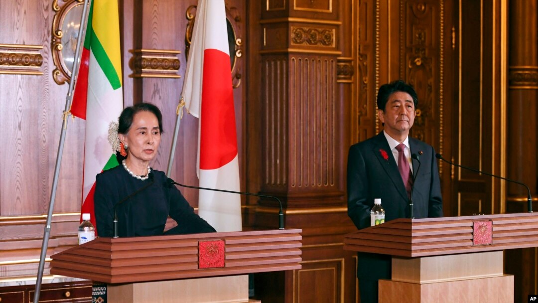 Myanmar's leader Aung San Suu Kyi delivers her speech beside Japanese Prime Minister Shinzo Abe during their joint press remarks following their bilateral meeting at the Akasaka Palace state guest house in Tokyo, Oct. 9, 2018. 